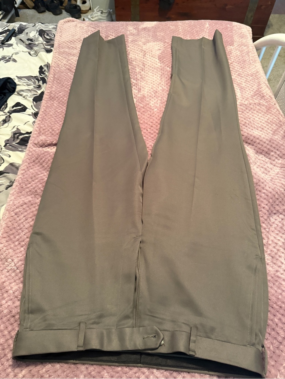 Roundtree & Yorke Men's Dress Pants in Olive Brown